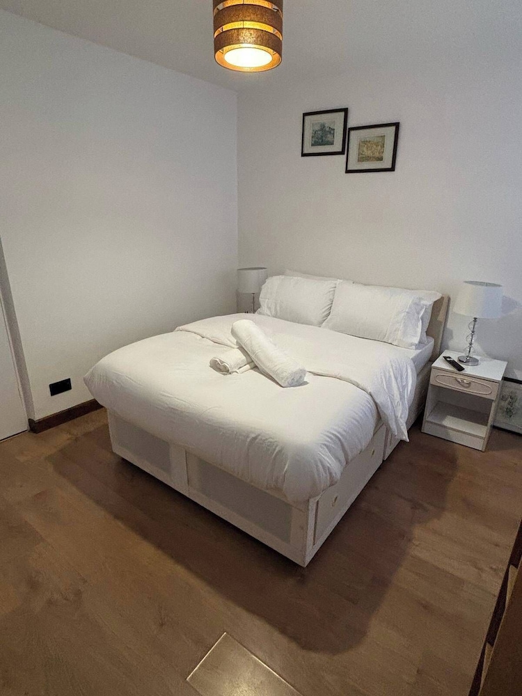 Dagenham - Stay 5 - Garden - Parking - Petfriendly