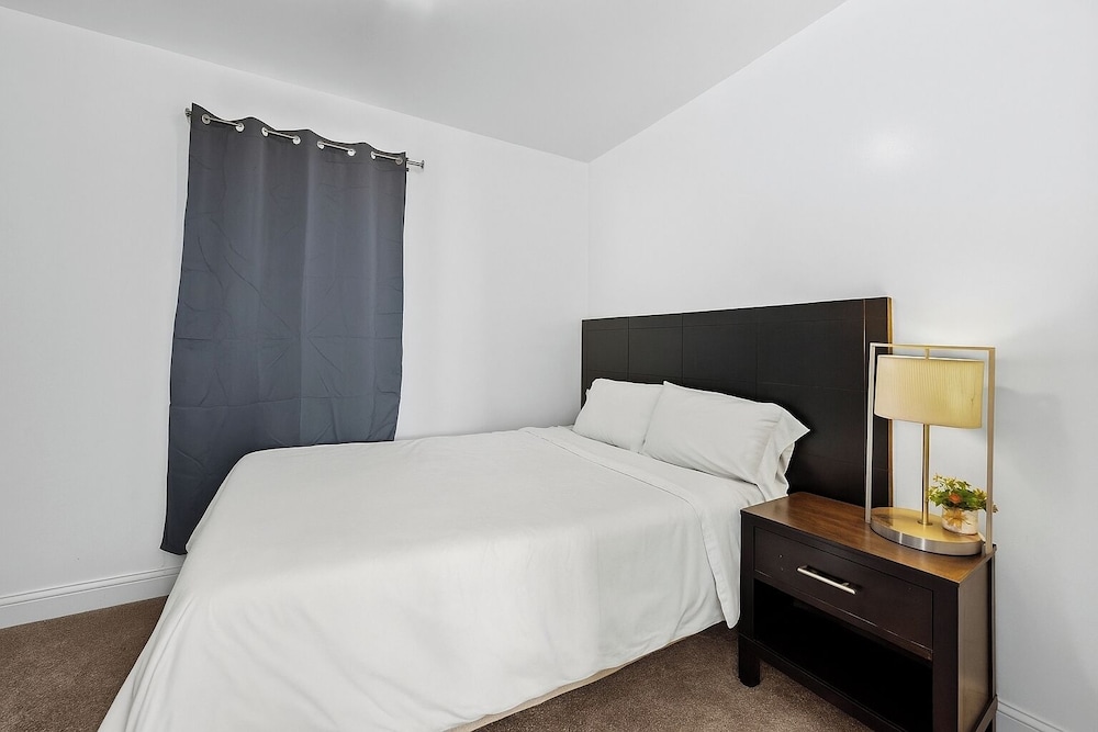 New Downtown Lux 3BR Free Parking, AC & Wi-fi