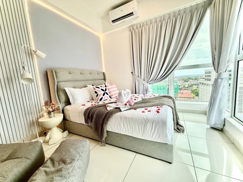 ICC Luxury Suites By Grab A Stay