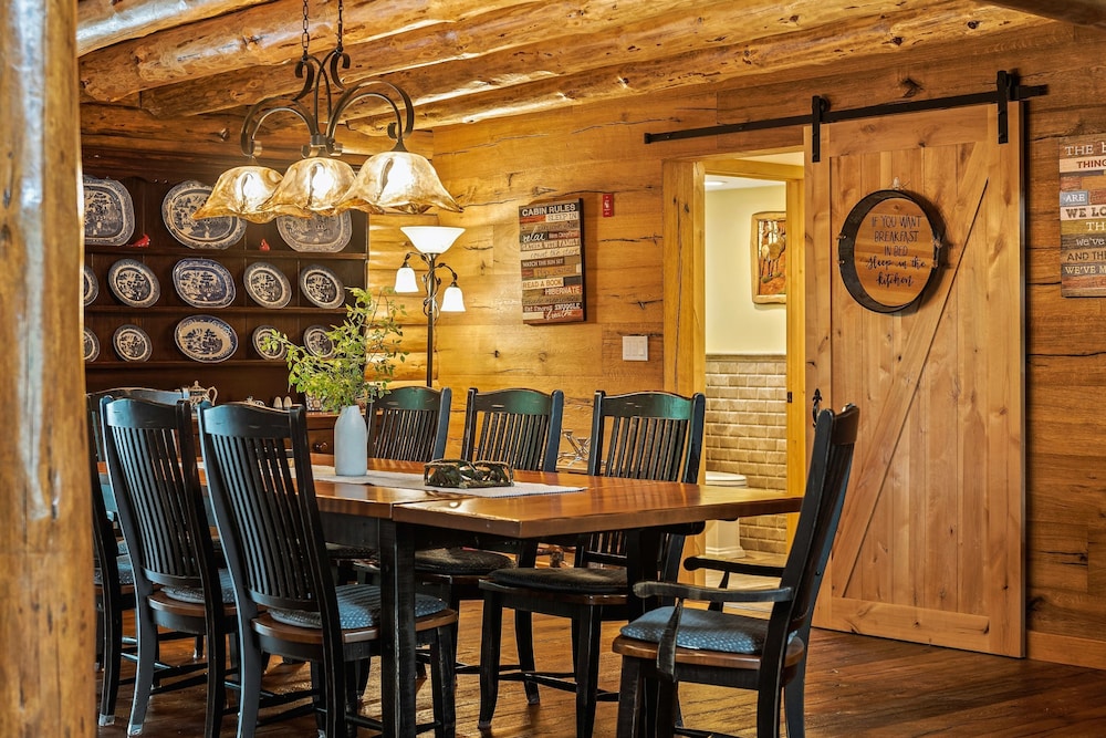 The Bigwood Cabin by Avantstay Hot Tub Firepit Pool Table Private Yard