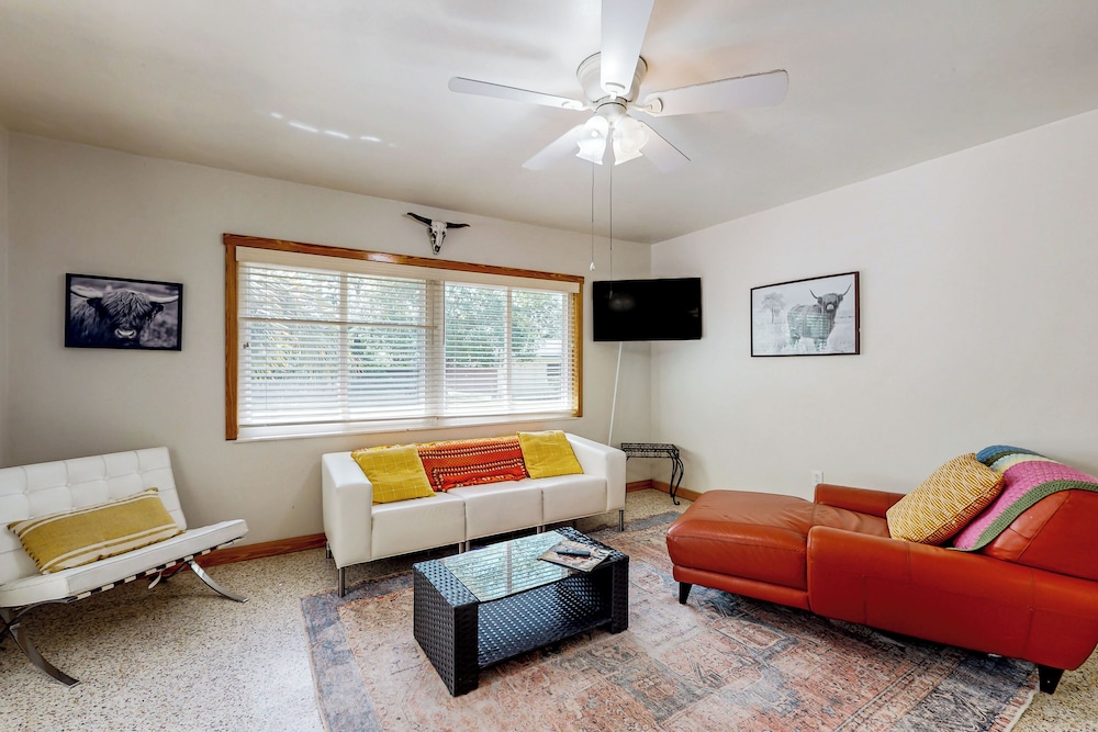 3BR Dog-friendly Home w/ Pool, Fireplace, W/d, A/C