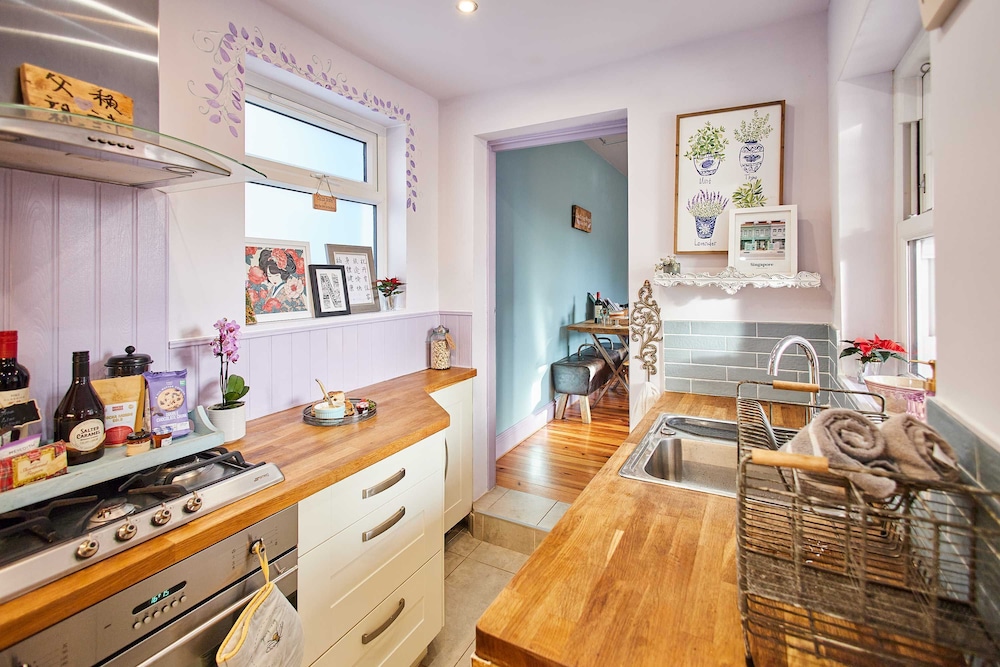 Host Stay Lilac Cottage