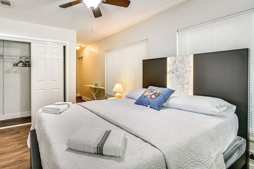 7 Mi to Busch Gardens: Lutz Home w/ Patio!