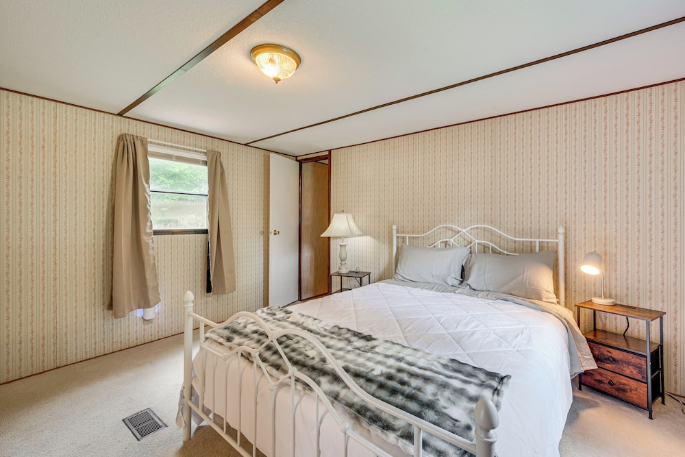3 Mi to Badin Lake: Quiet New London Retreat
