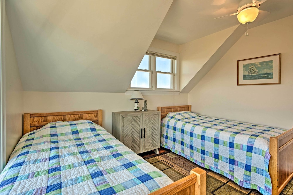 Sunny Beach House Getaway - Steps From Water! view 5