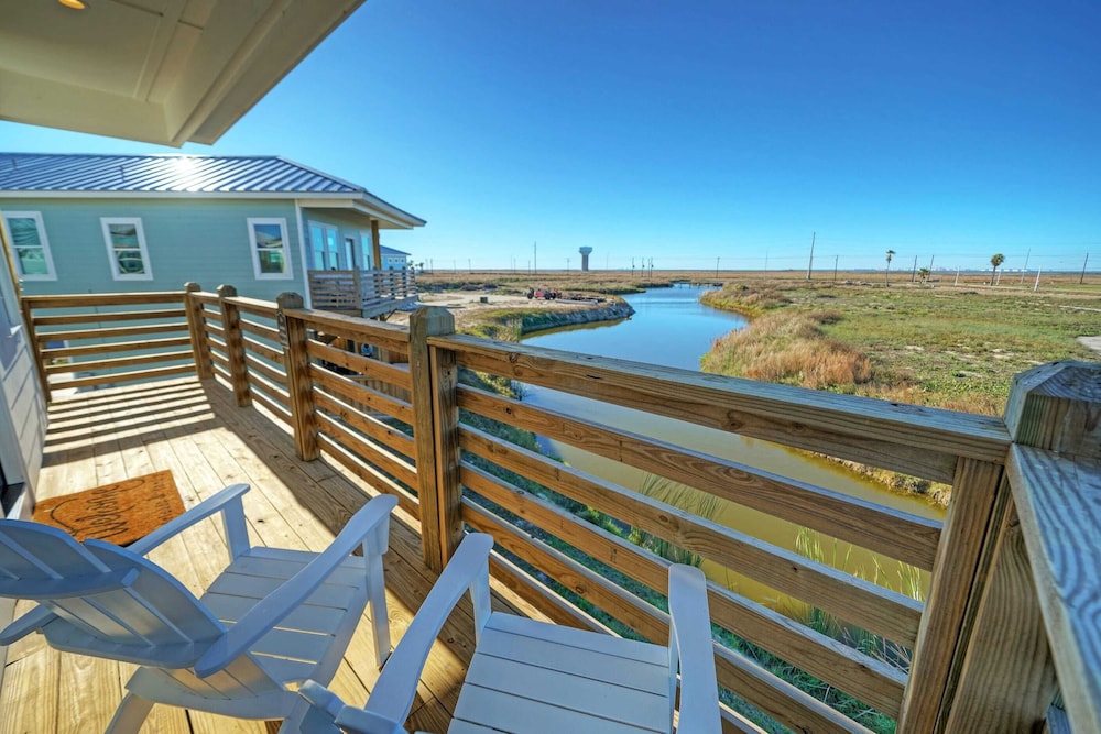 Sleeps 20 2 Homes w/ Beach Boardwalk Access, Water Canal Views, & Priv Pools