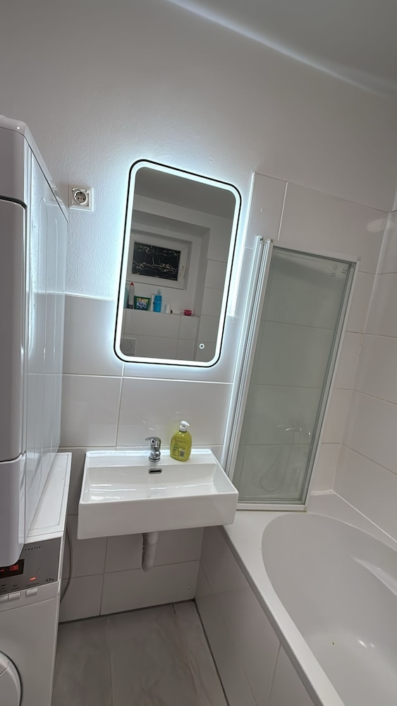 Cozy 1BR Plus LR Near Amusement Park