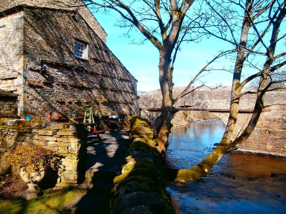 Riverside B & B