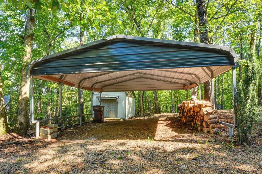 Woodsy Retreat w/ Deck & Views in Dahlonega!