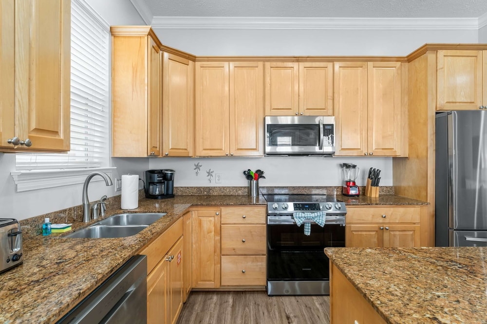 Palm Breeze Retreat Sleeps 10!