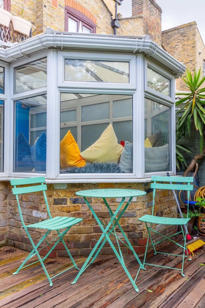 Gorgeous 2BD Garden Getaway, Victoria Park