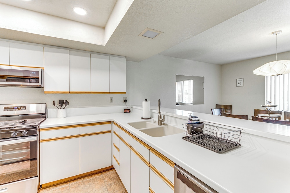 Golf, Hike & Relax: Cathedral City Condo