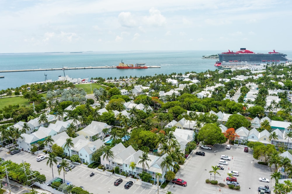 Conch Adventure by Avantstay Great Location w/ Patio, Outdoor Dining and Shared Pool! Week Long Stays
