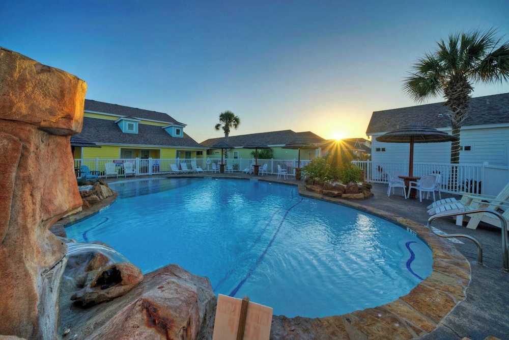Sleeps 18 2 Beach Homes w/ 2 Pools, Playground, Covered Patios Pirates Bay
