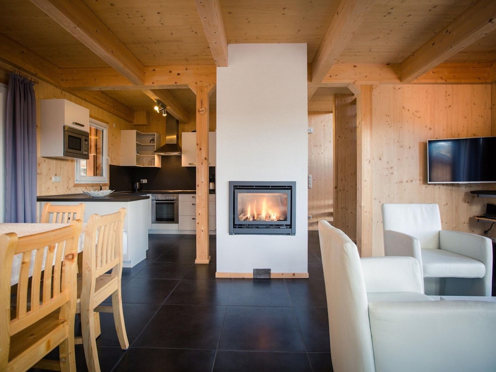 Charming Chalet With Indoor hot tub