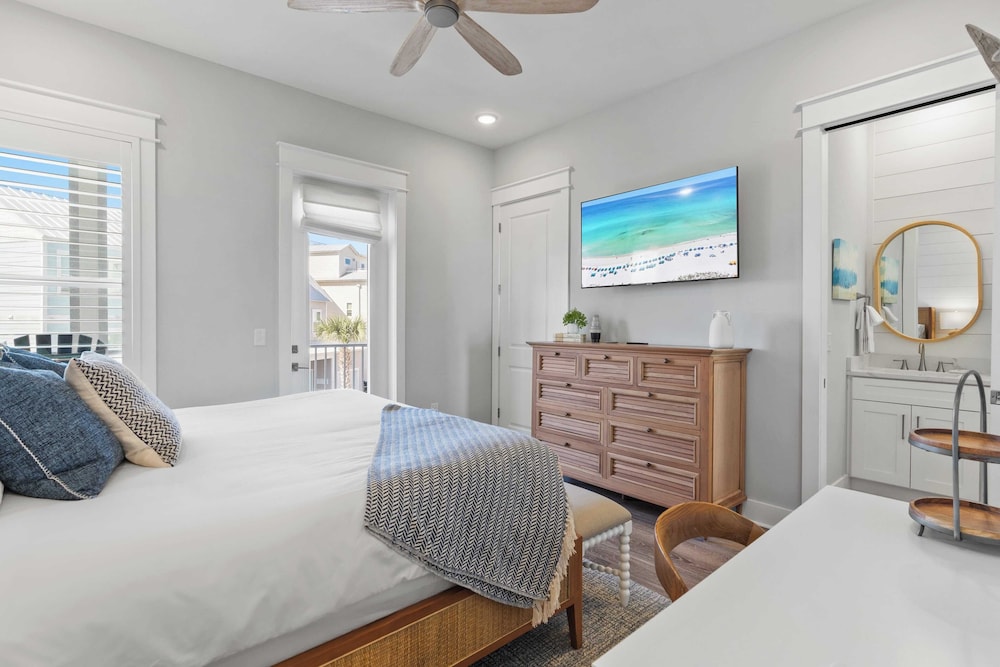 Gulf-view Retreat w/ Rooftop Deck + Private Pool Villa Anesi by Avantstay
