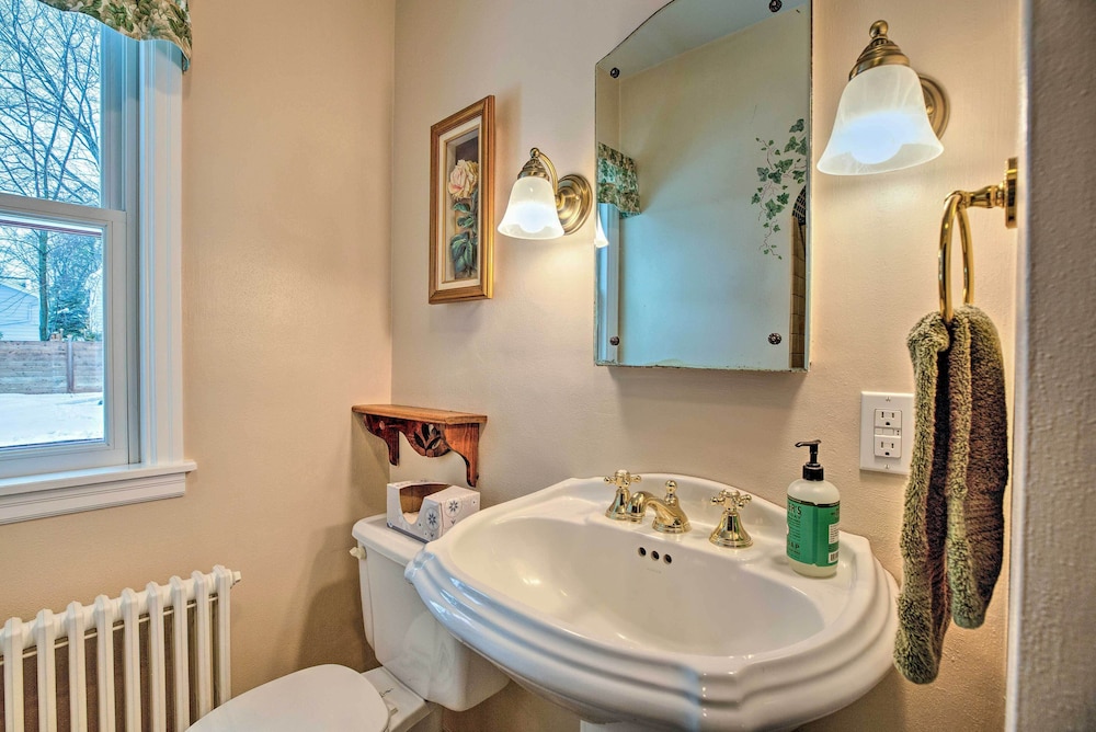 Cozy Cedarburg House - Walk to Historic Downtown!