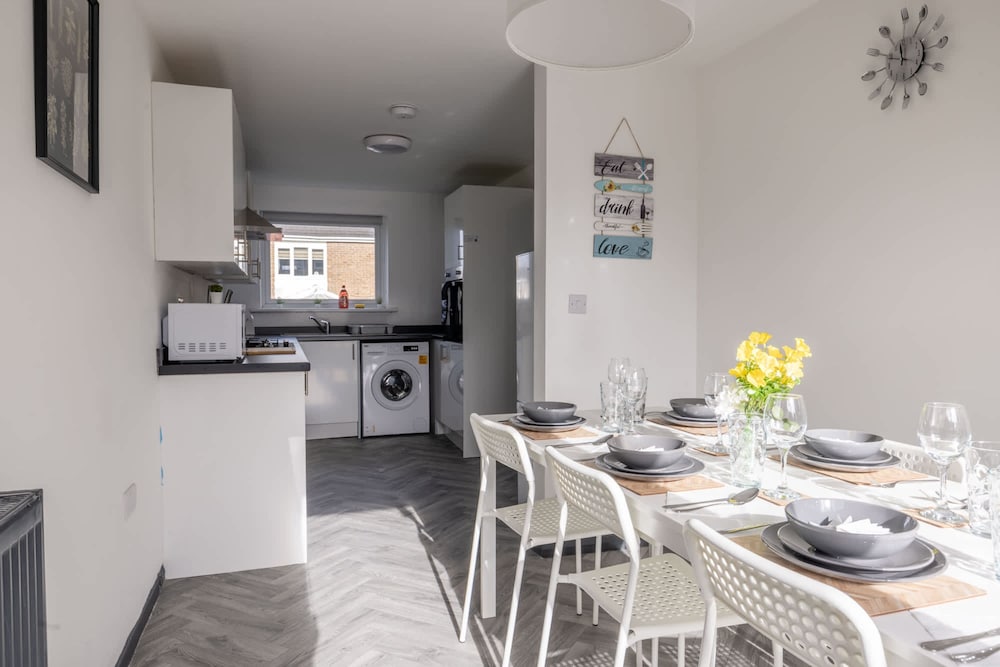 Modern 3 Bed House-free Parking