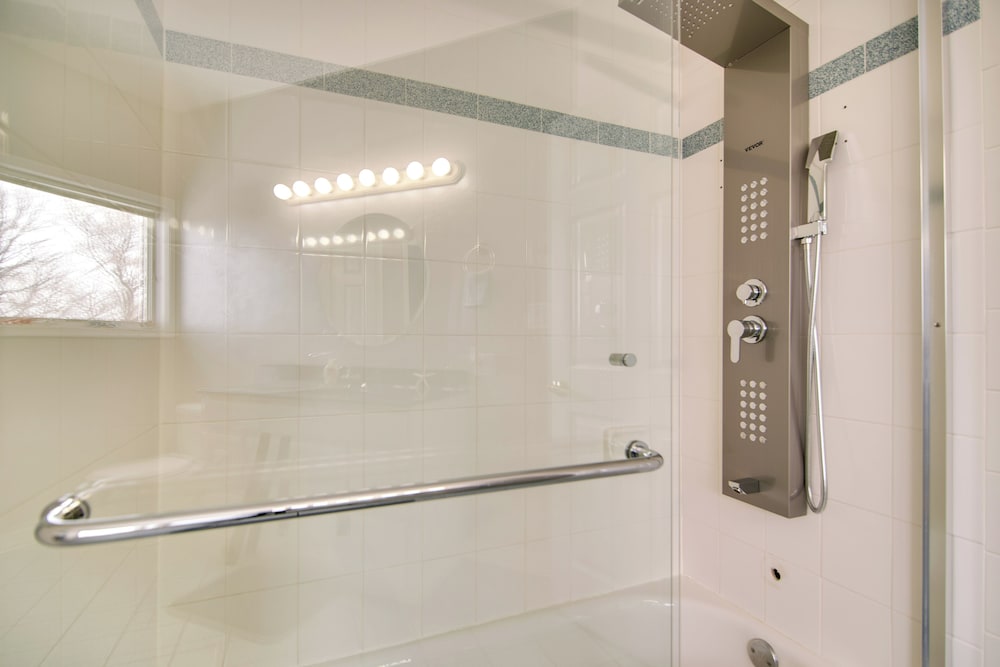 Hot Tub & Sauna: Hoffman Estates Villa in Elgin!