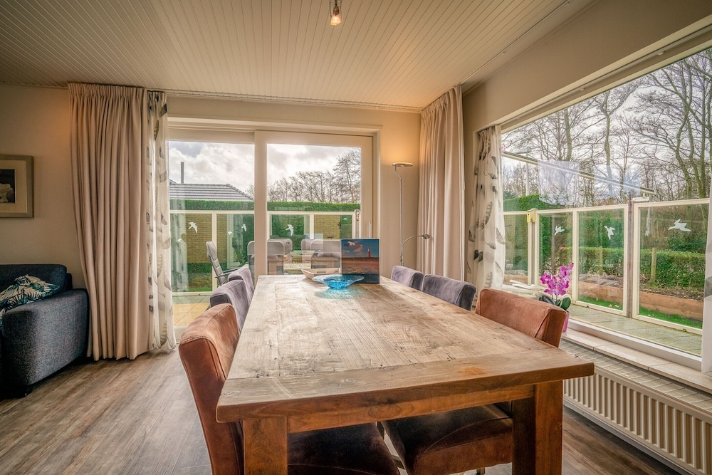 Modernly Furnished 6-person Bungalow in the Seaside Resort of De Koog
