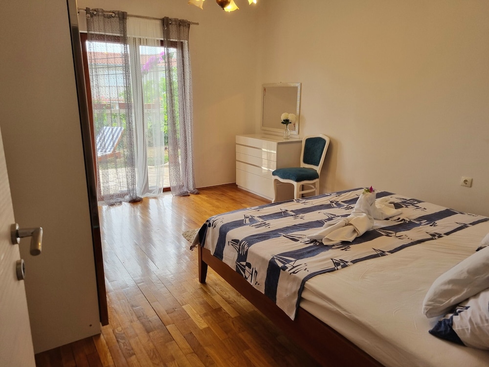 Large 120 m2 apt With Patio,1 min Walk From Beach view 5