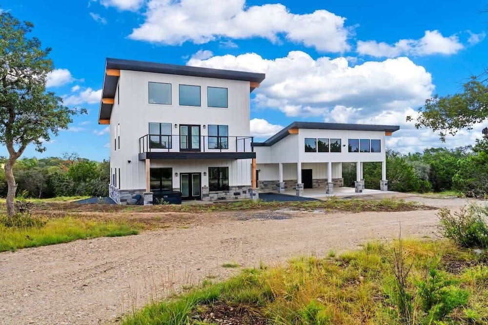 Hill Country Escape W/views Plus, Hot-tub and Pet Friendly!