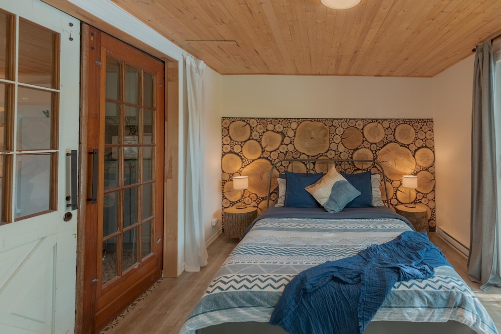 The Phoenix - Riverside Chalet With Beach