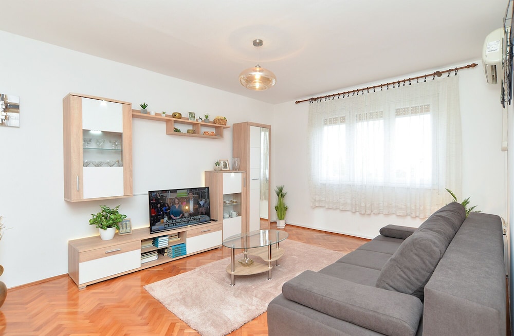 Apartment 1987 view 5