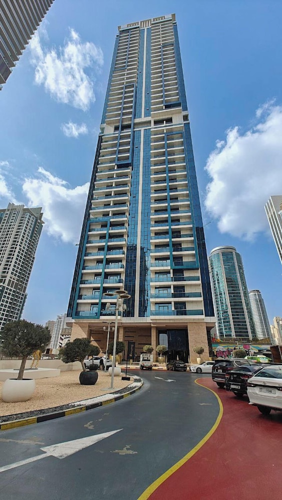 Heaven Crest Vacation Homes - Balcony with City View 1BHK in JLT Dubai Close to Metro & Marina