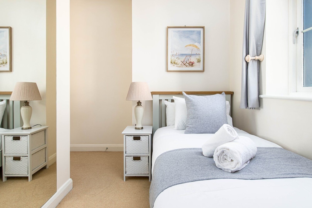 Seaview 2-bed With Private Parking, Portishead