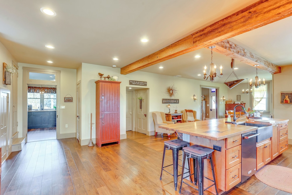 3 Mi to Dtwn: Charming Farmhouse in Mount Joy!