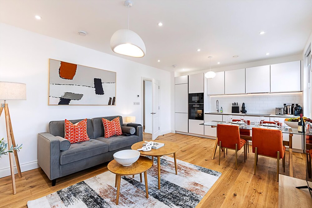 Light & Luxury Chelsea Apartment: Private Balcony!