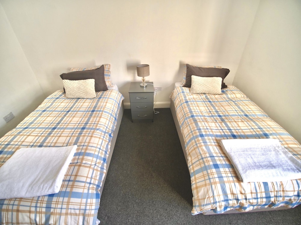 Lovely 6 bed Property Located Within Dudley view 2