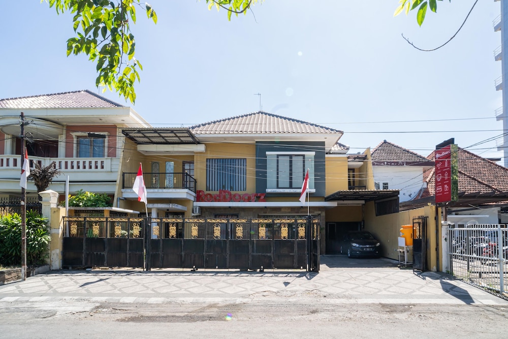 RedDoorz Syariah near Marvell City Mall 2