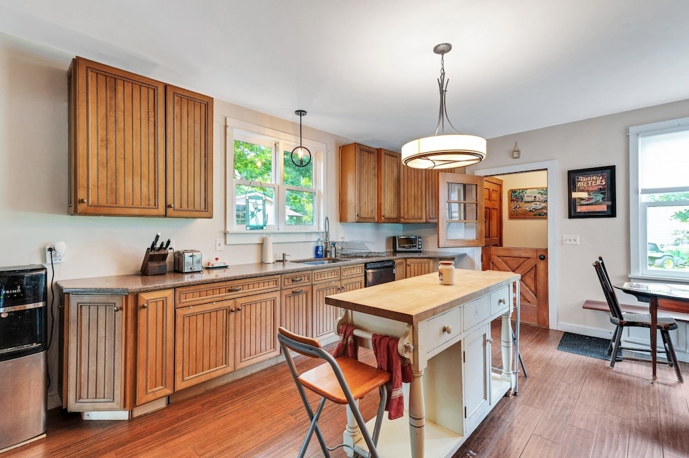 Spacious Victorian Home With Mountain Views And Lots Of Fun Extras!! 5 Bedroom Farmhouse by Redawning - Property Image 25