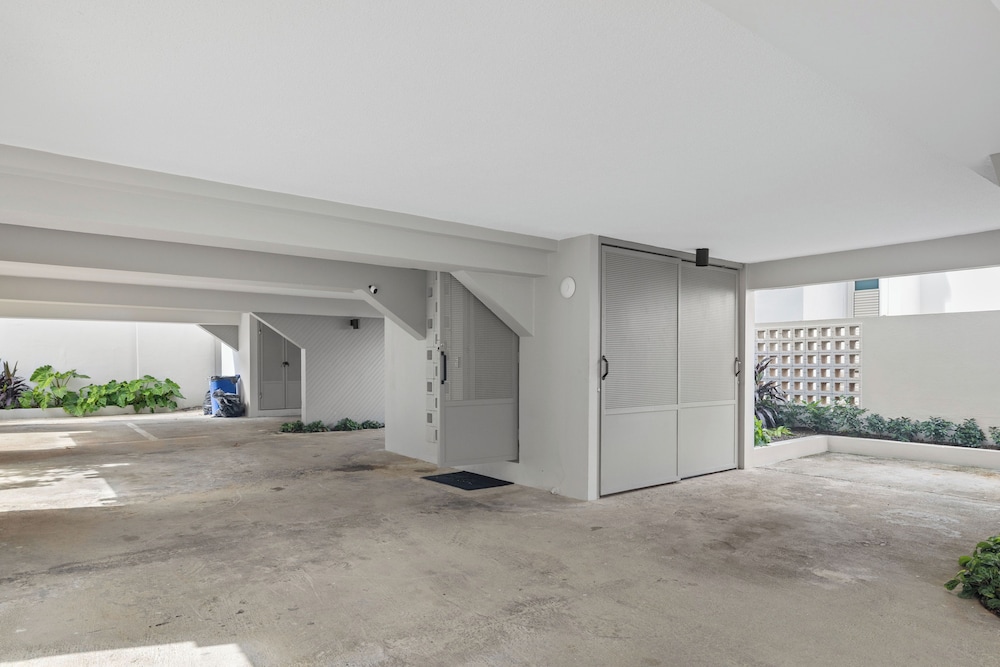Private Balcony Welcomes Pets On-site Parking