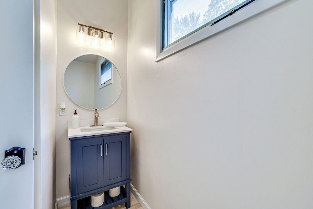 Fish & Ski: Lakefront Retreat By Mt Southington