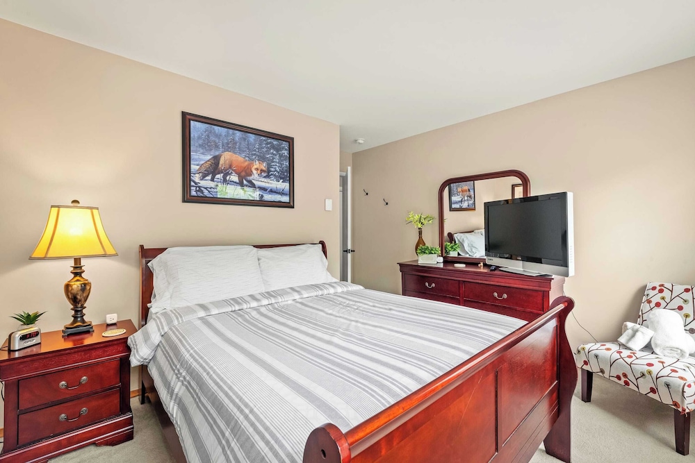 Lakeview Retreat w/ Kayaks, Game Room, Firepits Gated Community w/ Lake + Beach Access