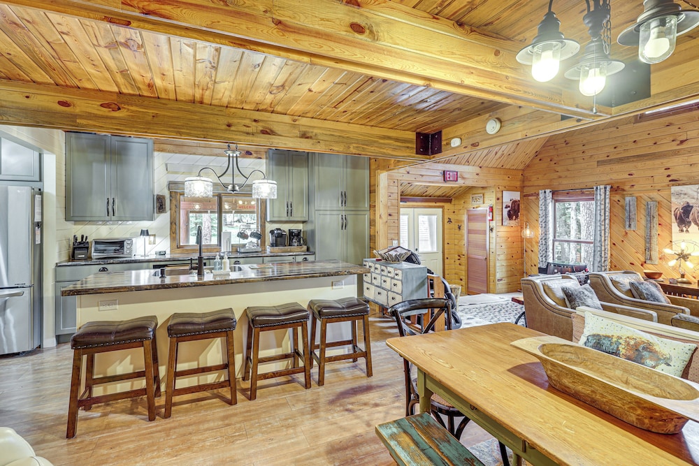 Hot Tub + Arcade Table: Spacious Retreat in Lead