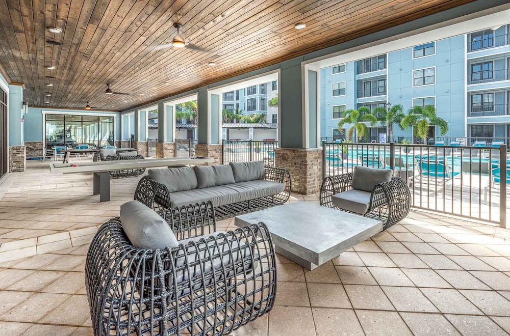 Monarch Apartments 15m to Parks, Pet Friendly, Free Parking by Heavenly Homes
