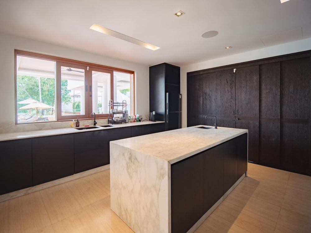 Luxurious 5bedroom White Estate Villa Private Lake