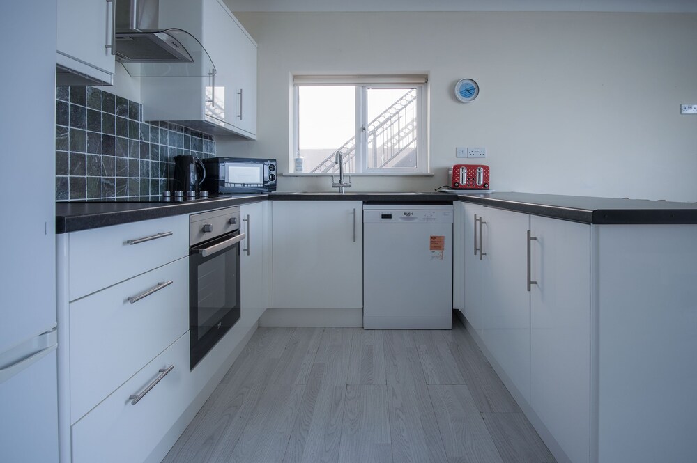 Seafarer - 2 Bedroom Apartment - Pendine view 5