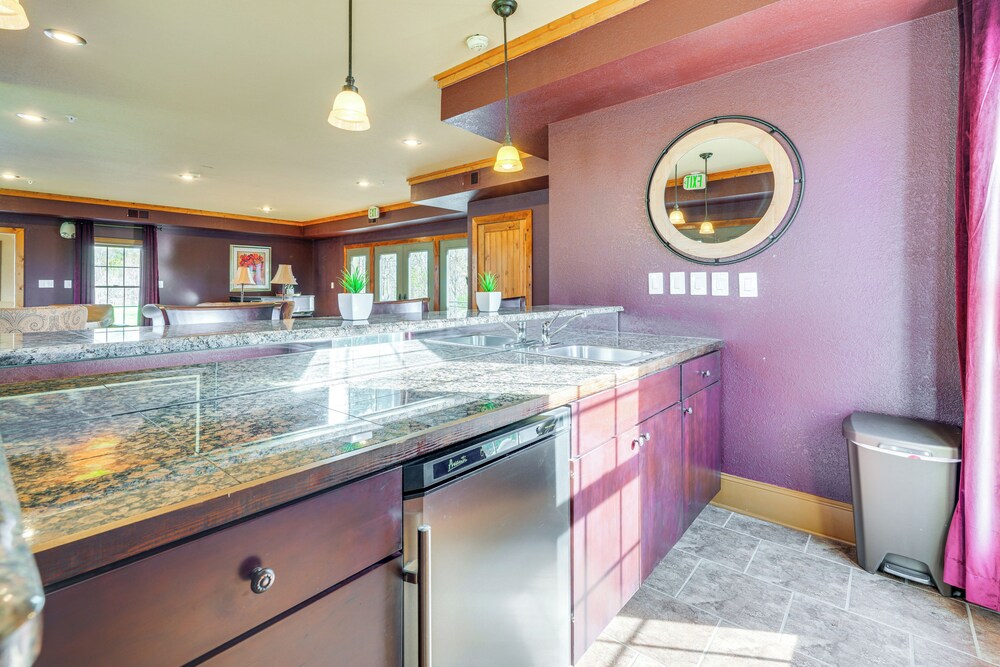 Private Hot Tub: 'bays View Lodge' in Kingsport!