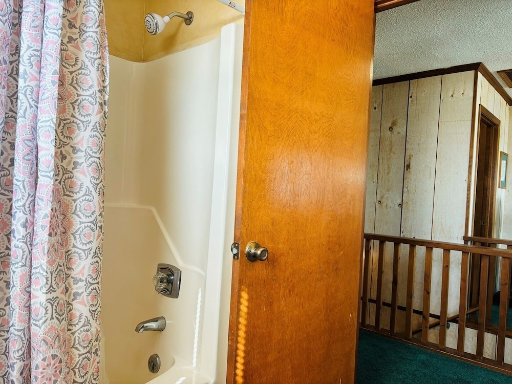 Great Place 5 Bedroom Home by RedAwning