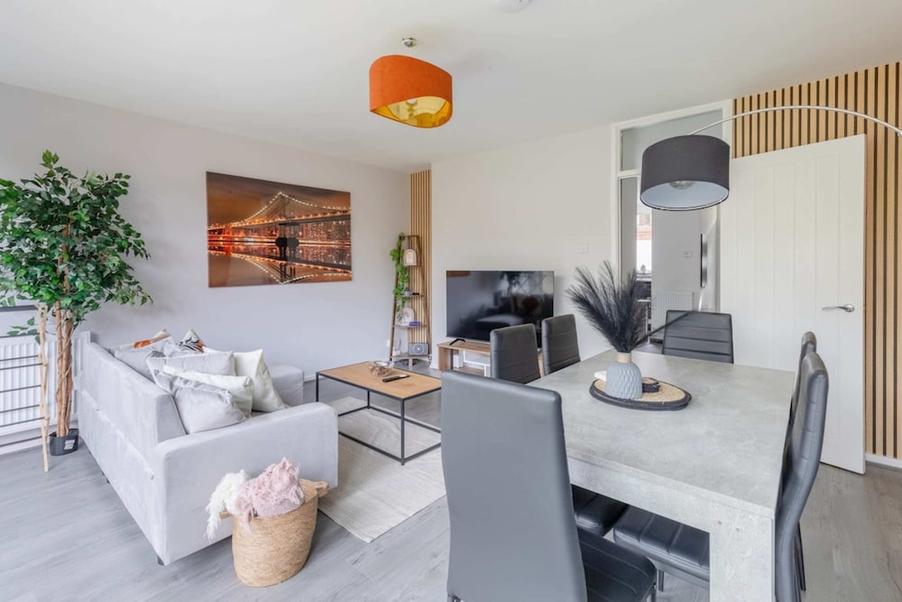Newly Renovated 3BD Home, Islington!
