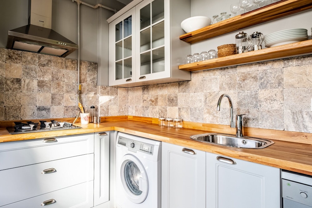 Vibrant Flat Next to Bostanci Marmaray Station