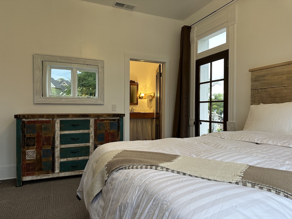 The Cottage @ 241 North view 4