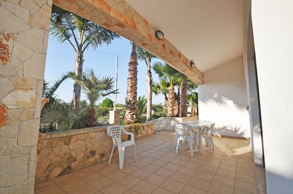 Villa Magnolia 1 Sleeps 8 Close to the sea
