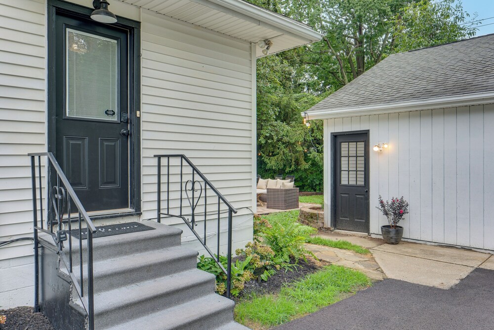 < 1 Mi to Lake Erie: Home w/ Hot Tub & Game Room!
