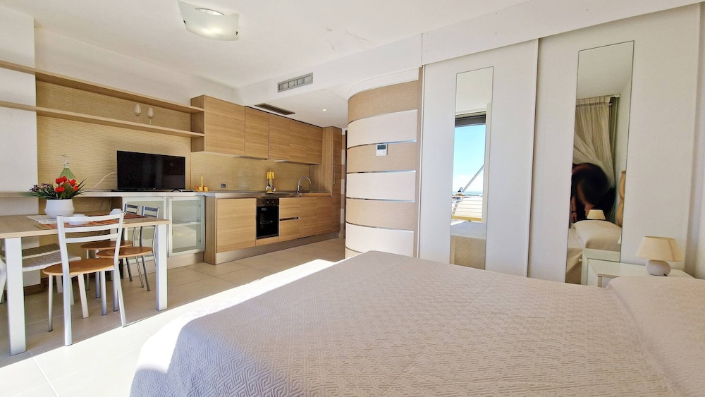Penthouse Le Vele Sea View 2 Sleeps Air-conditioned